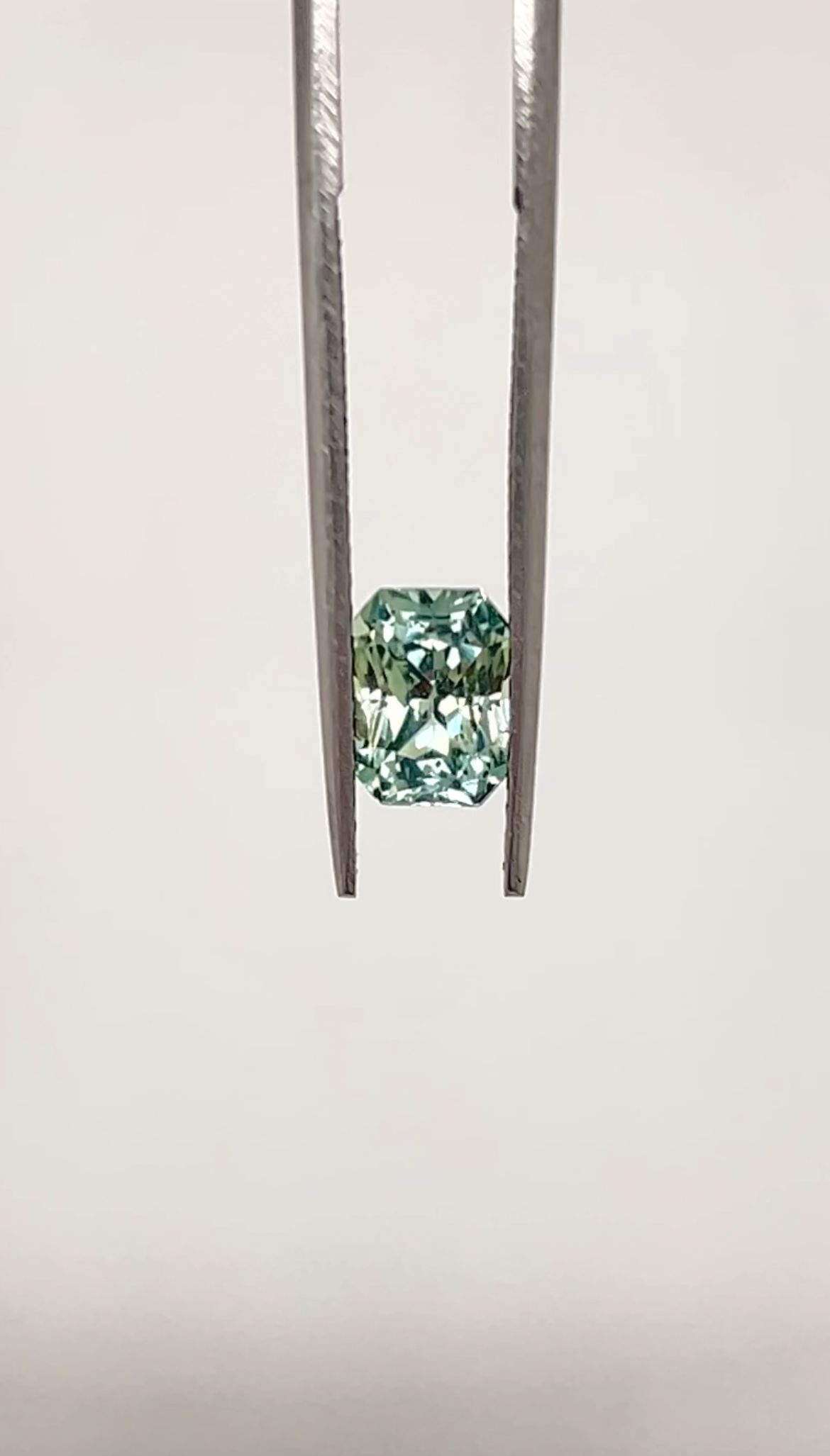 涼やかなミントグリーンの輝き – 洗練されたラディアントカットサファイア