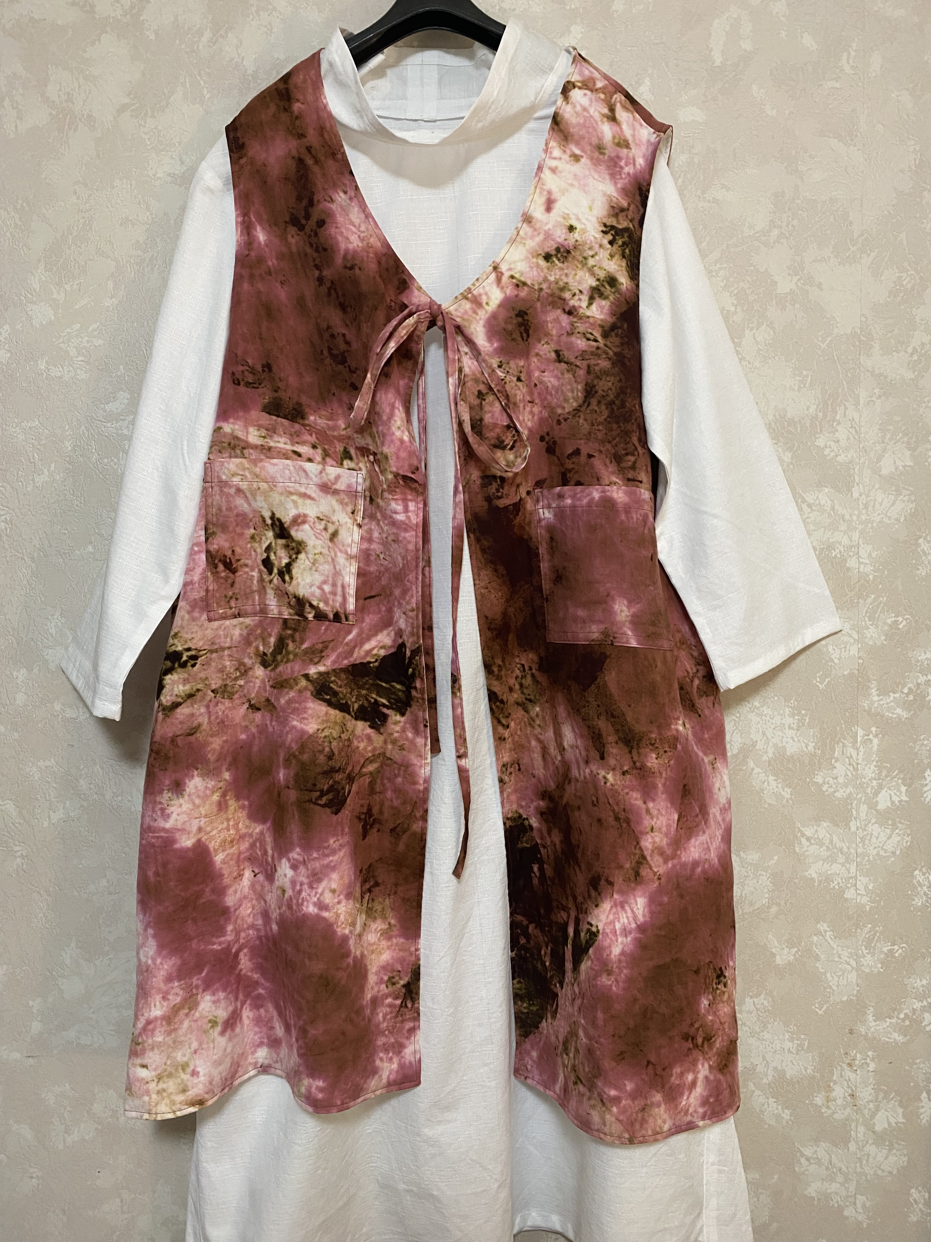 487.手染めのロングジレ、ゆったり　四重ガーゼ　ぶっかけ染め　ピンク系　白ワンピースは別売り