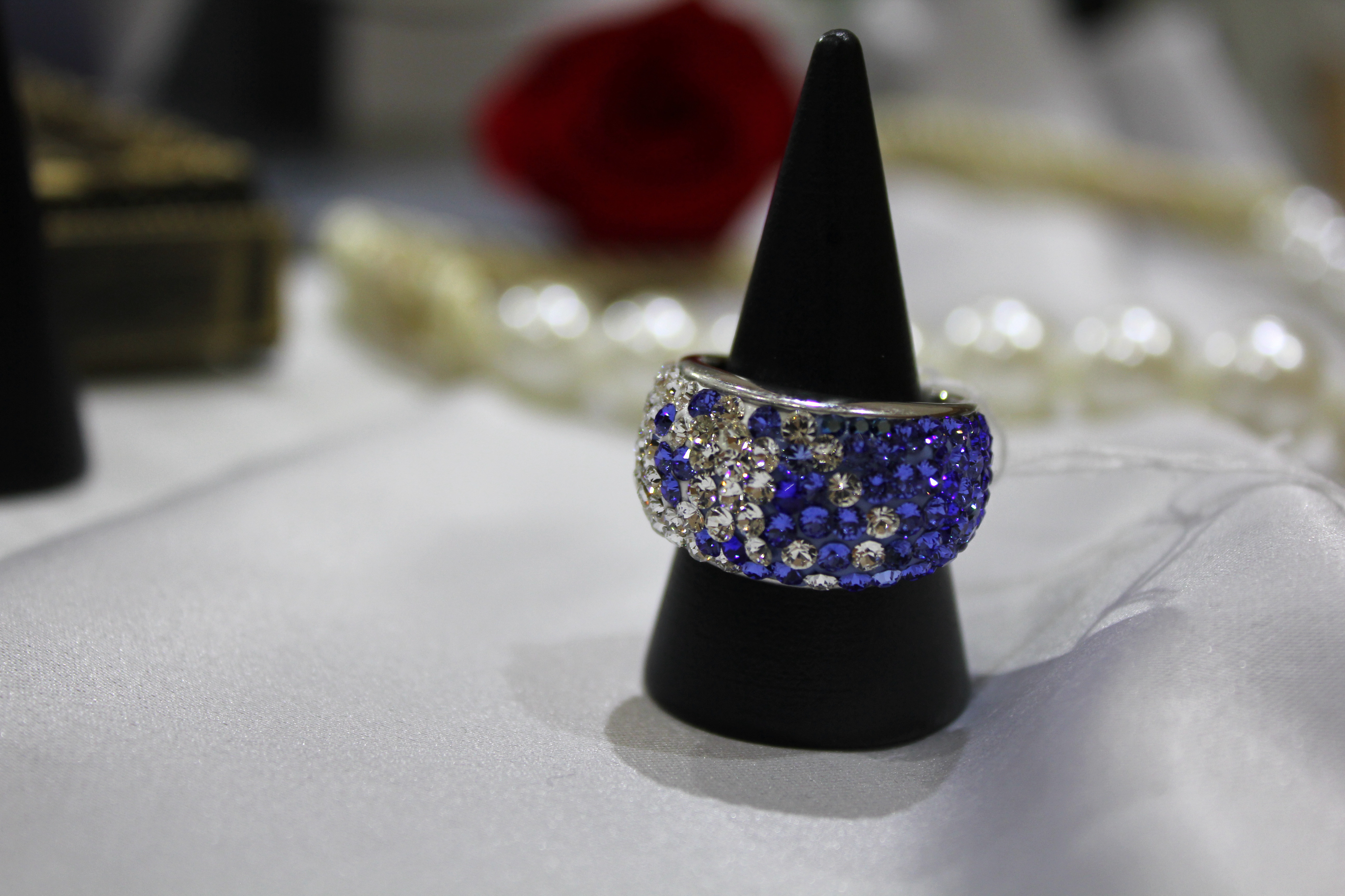 No.61 上品に輝くブルーグラデーションリング