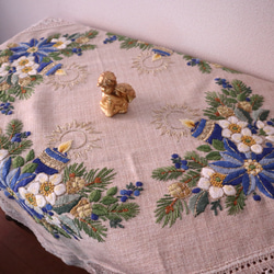 ハンガリーの手仕事/華やかなレースとカロチャ刺繍のドイリー