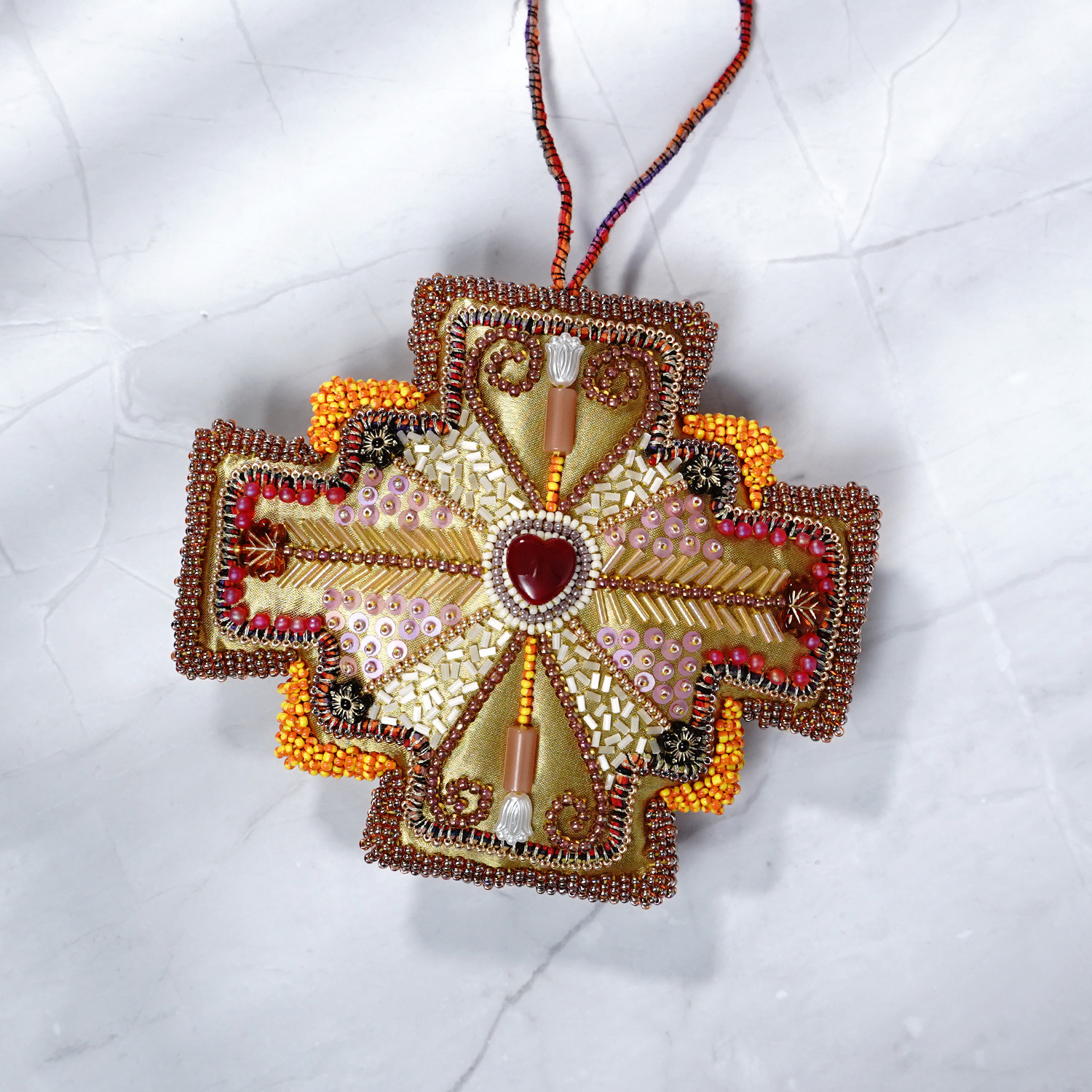 変形クロスのオーナメント No.2｜イエロー×レッド｜ビーズ刺繍×サテン｜一点物・個性的・クリスマスにも