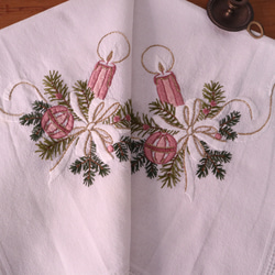 ハンガリーの手仕事/華やかなカロチャ刺繍と透かし模様の大きめ