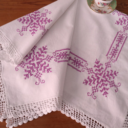 ハンガリーの手仕事/華やかなカロチャ刺繍と透かし模様の大きめ