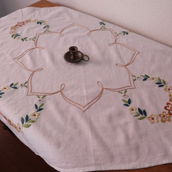 ドイツの手仕事/華やかなバテンレースとお花の白糸手刺繍 テーブル