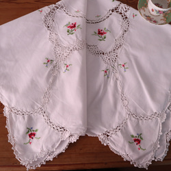 ドイツの手仕事/華やかなバテンレースとお花の白糸手刺繍 テーブル