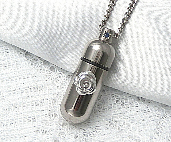 【純チタン製：遺骨入れペンダント】ホワイトローズ&天然サファイア付（内部に硬質ガラス容器付）◎ご希望の誕生石をセット。 27,380円