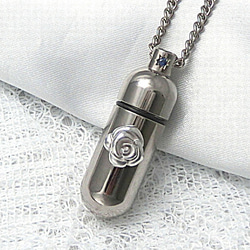 K18：ピルケースペンダント（薬の保全のため内部に硬質ガラス容器付