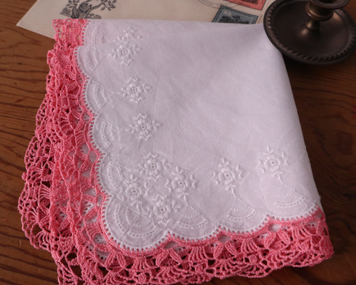 フランスの手仕事/綺麗なピンク色の手編みレースがあしらわれた