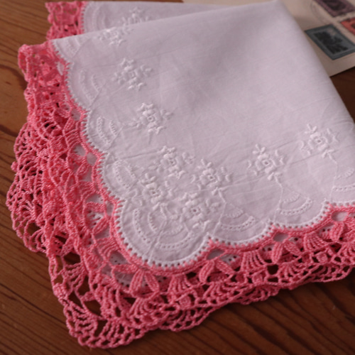 フランスの手仕事/綺麗なピンク色の手編みレースがあしらわれた