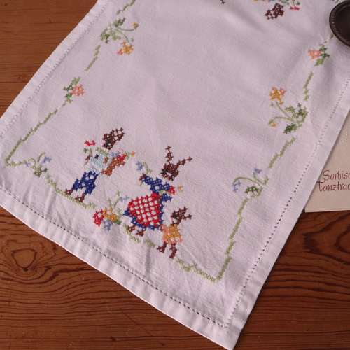 ドイツの手仕事/かわいいウサギ親子の手刺繍 テーブルマット