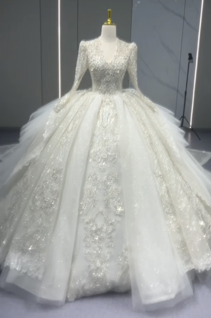 エレガント　長袖　vネック　上品なブライダルウエアー　プリンセスライン　可愛い　ラッフルスカート　ボリューム結婚式前撮り