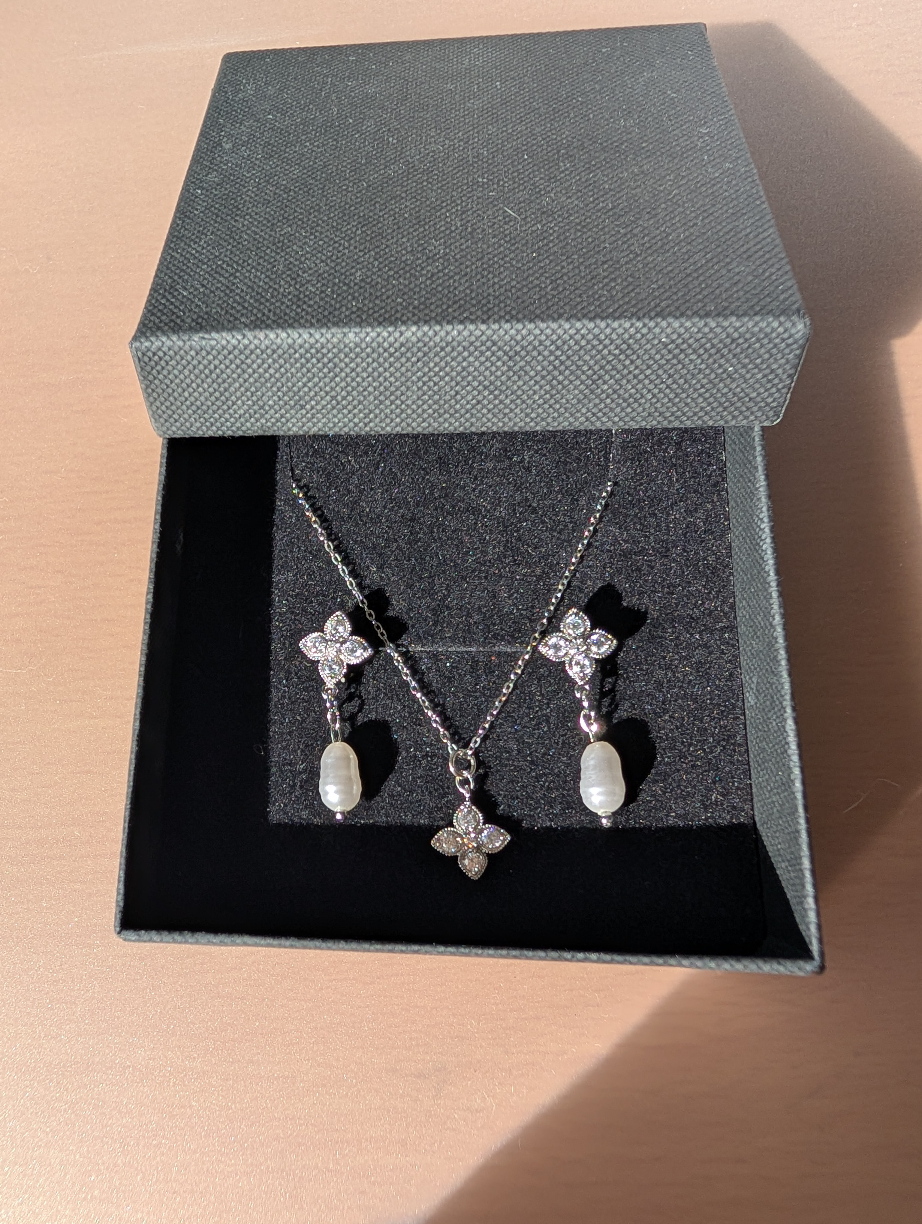 限定１個クローバーデザイン　ネックレス・ピアスセット