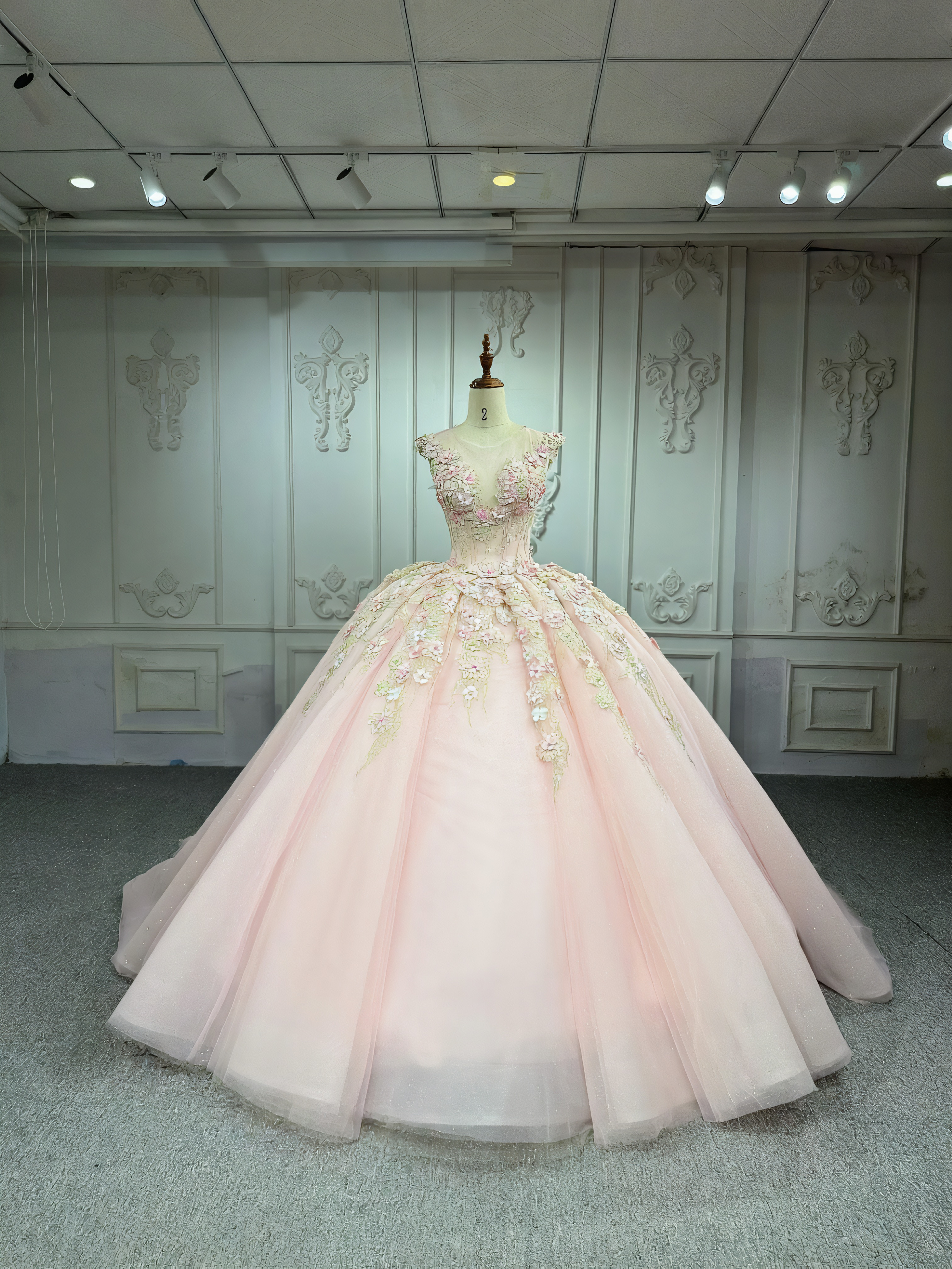 イリュージョンネック　トレーン優雅上品なカラードレス　ボリューム　ローズレース魅惑ウェディング演奏会音楽会本命ドレス製作