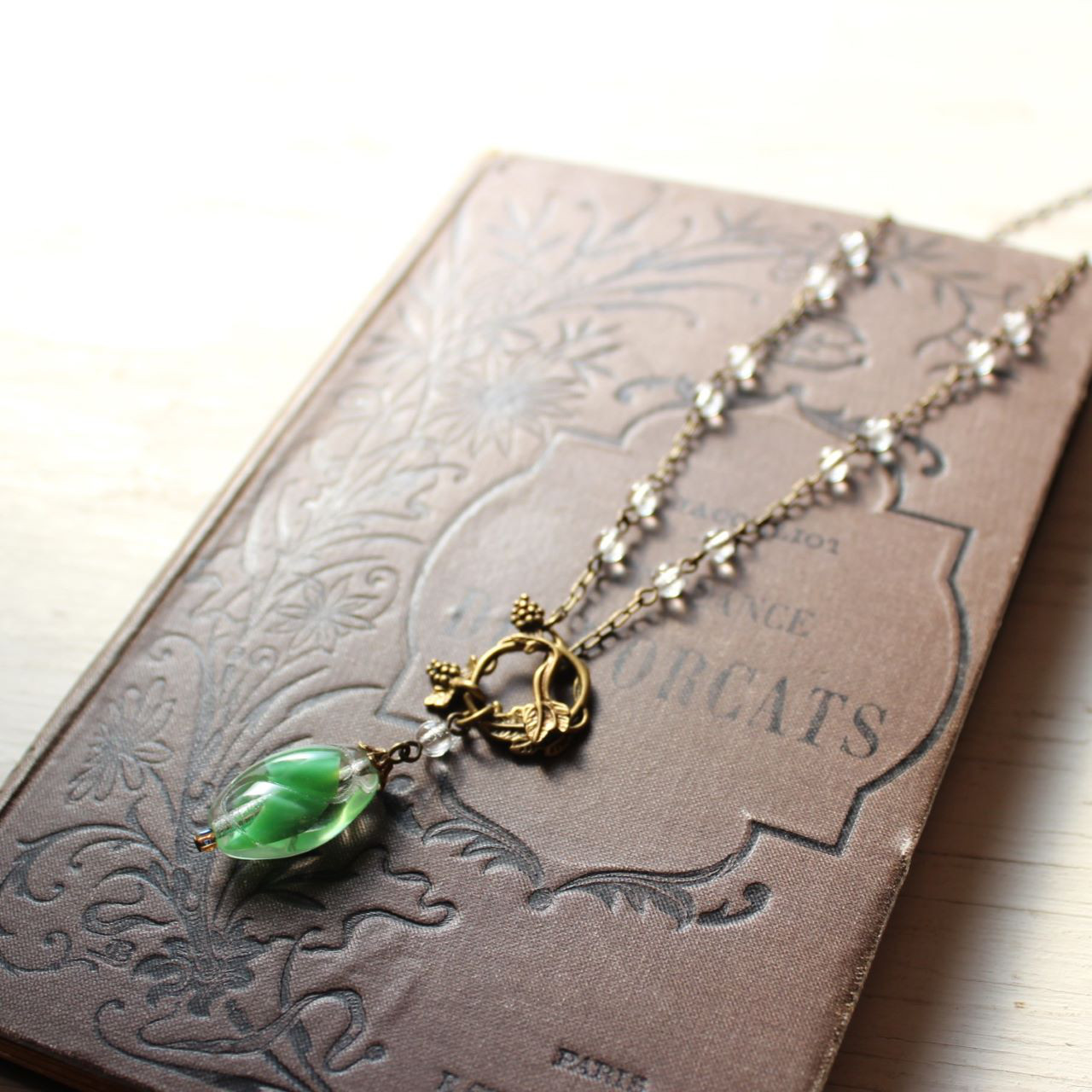 ぶどうの雫　ドイツ・ヴィンテージ・ギブレビーズ　ペンダント・ネックレス