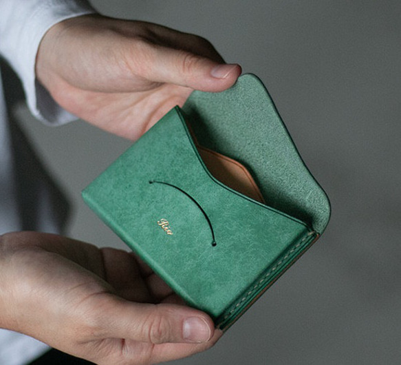 ［ 刻印無料 ］ 封筒みたいな本革の名刺入れ「  f u t o u  」_グリーン 2枚目の画像