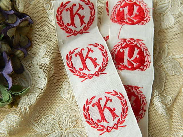 アンティークイニシャルテープ K ローレルのリースとリボン イニシャル