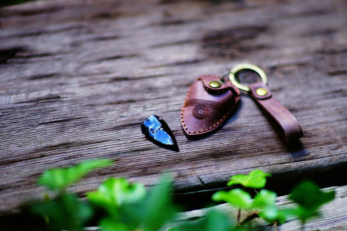 縄文の護符 ～ 黒曜石の矢じりと本革キーホルダーセット ～