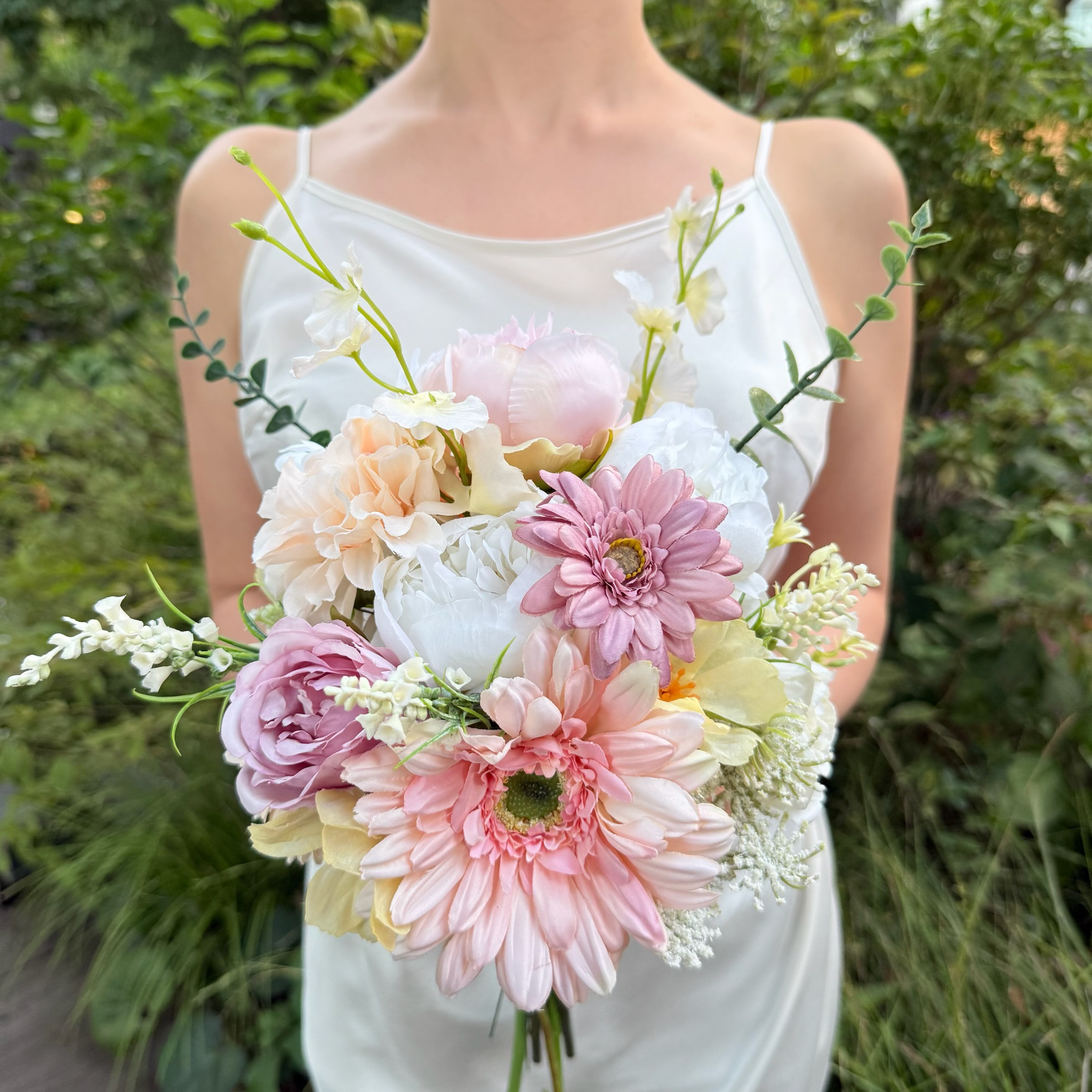 ナチュラルウェディングに似合う造花ブーケ ｜ 前撮り・挙式・海外ウェディングにも