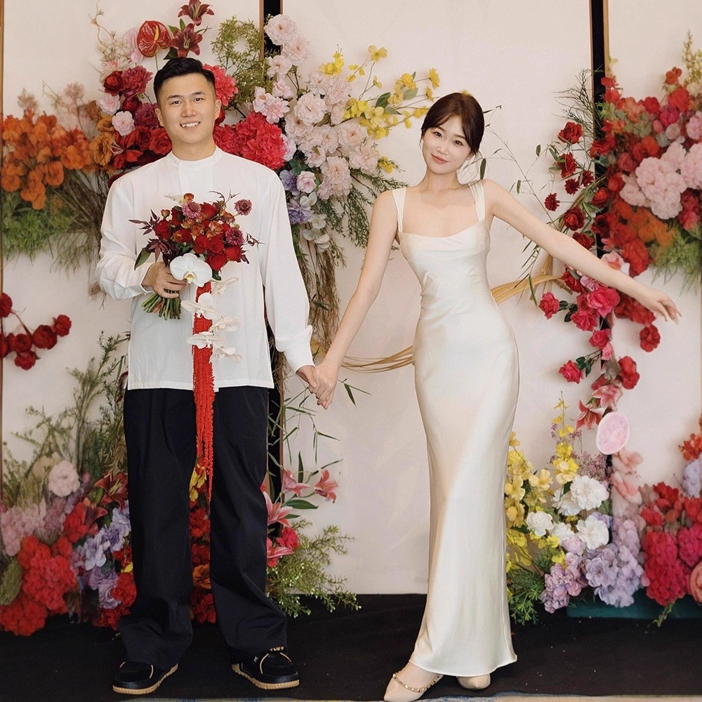 ノースリーブ 白 黒 サテン ウェディングドレス シンプル 韓国風 花嫁 パーティー 演奏会 二次会 前撮り HL398