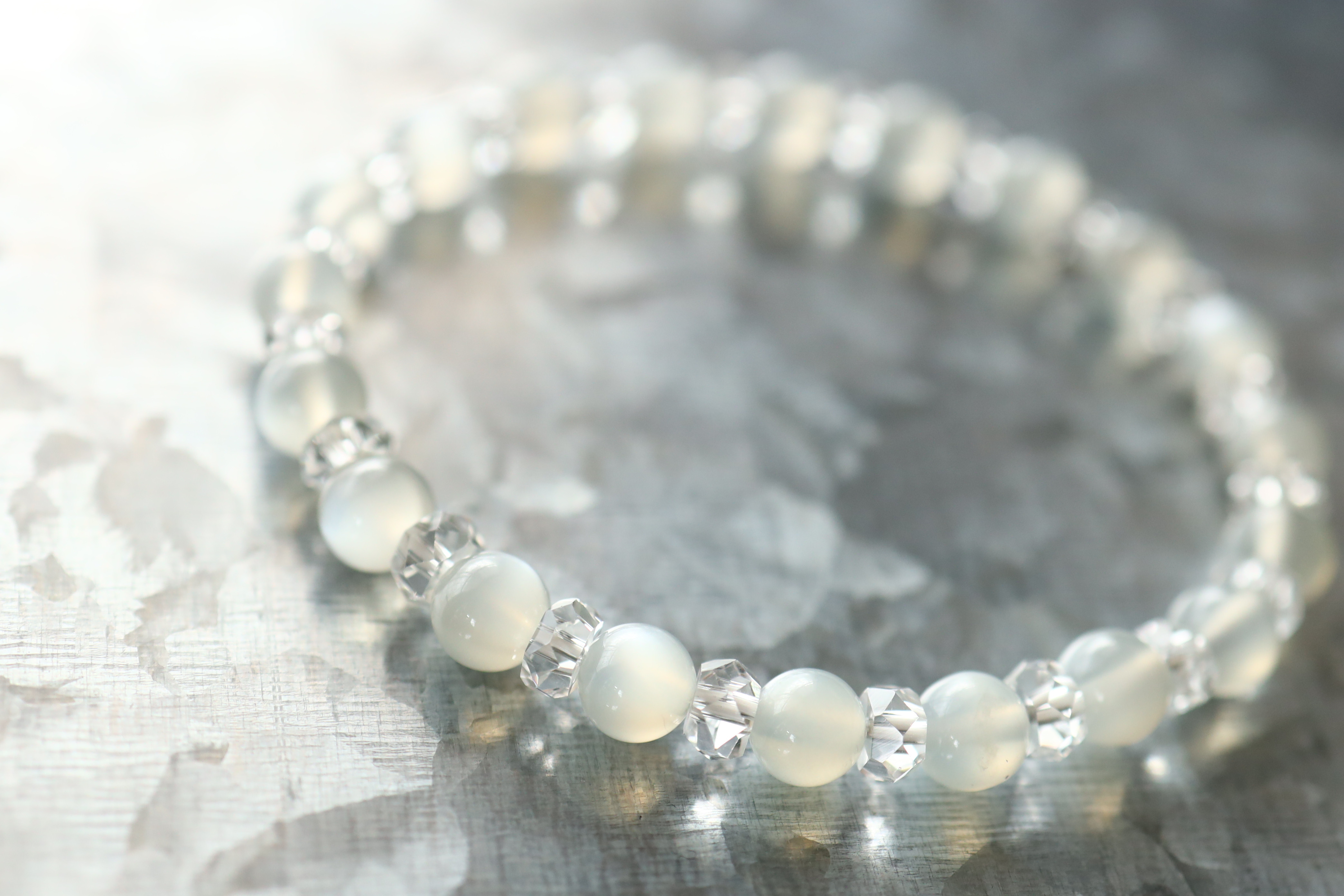 …☆月のパワーを秘めた石☆…☆ホワイトライトシルバームーンストーン：6ミリ＆水晶☆…☆天然石ブレスレット☆…