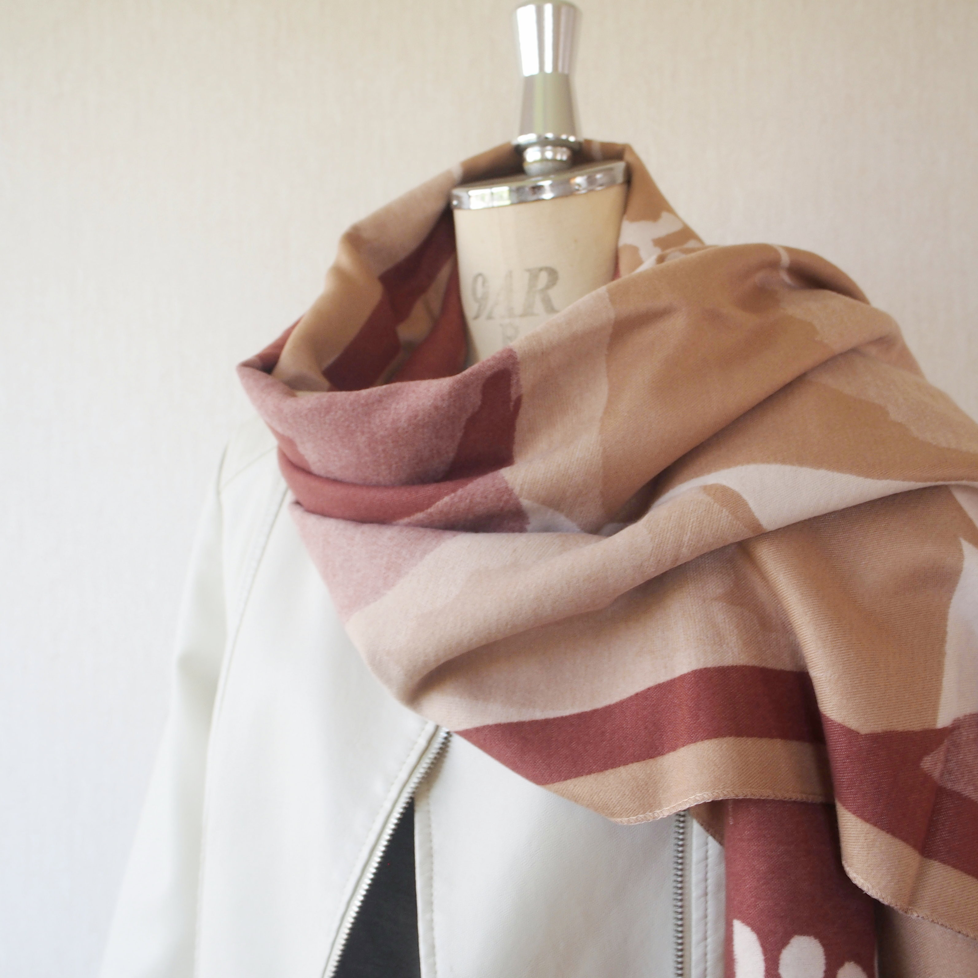 【繊細な模様は主役級】ジャガード織ストールマフラー・ウィンターポピーブラウン