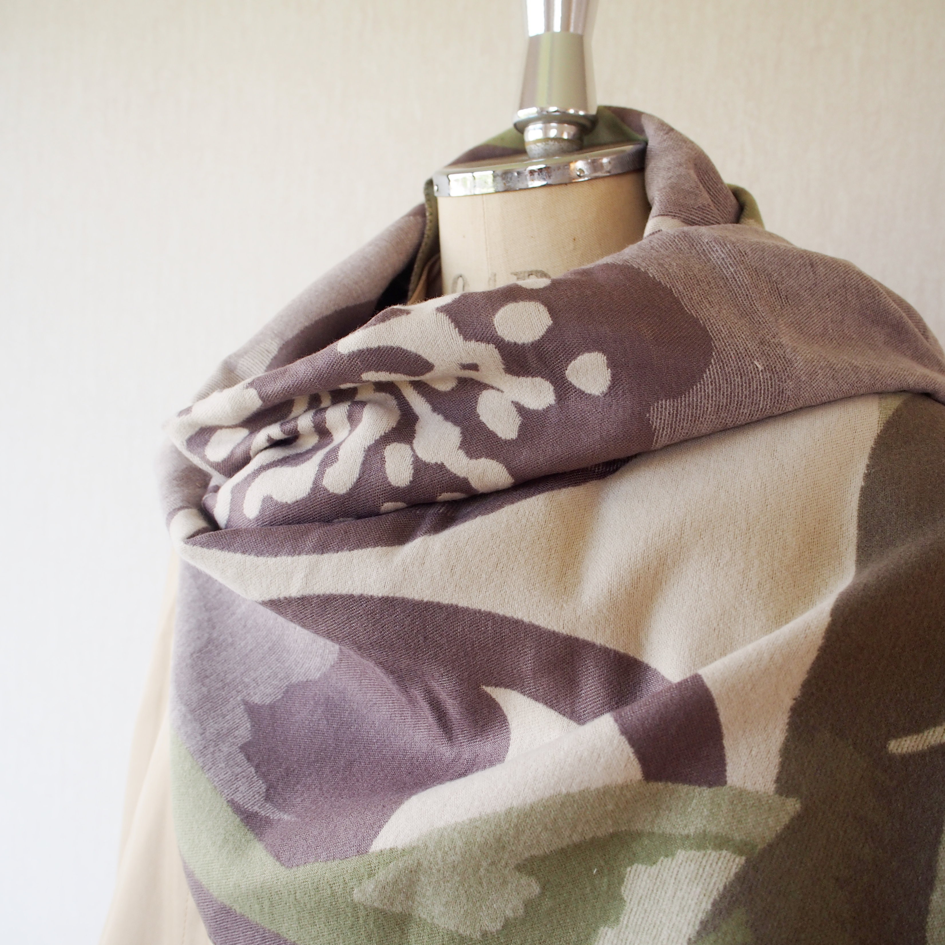 【繊細な模様は主役級】ジャガード織ストールマフラー・ウィンターポピーオリーブ