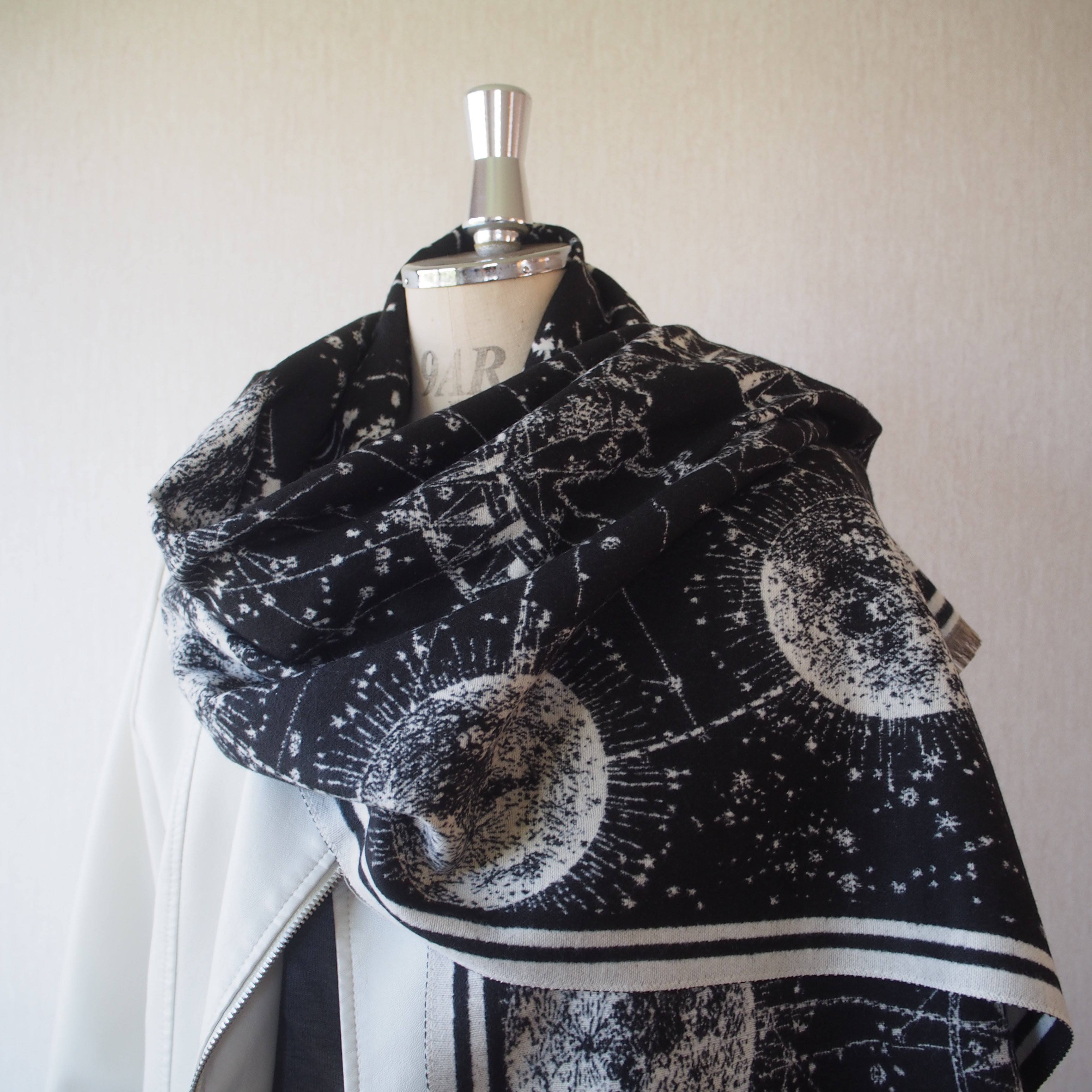 【繊細な模様は主役級】ジャガード織ストールマフラー・ユニバースBK