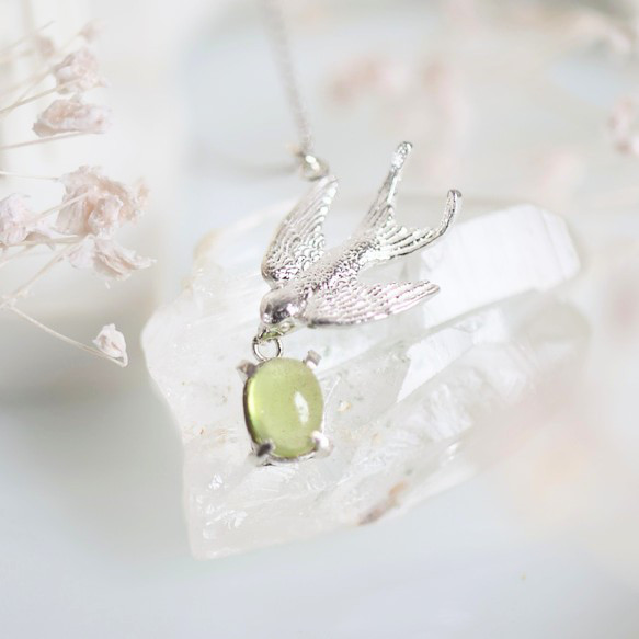 ペリドット＆つばめが空舞うネックレス 【1点限定】