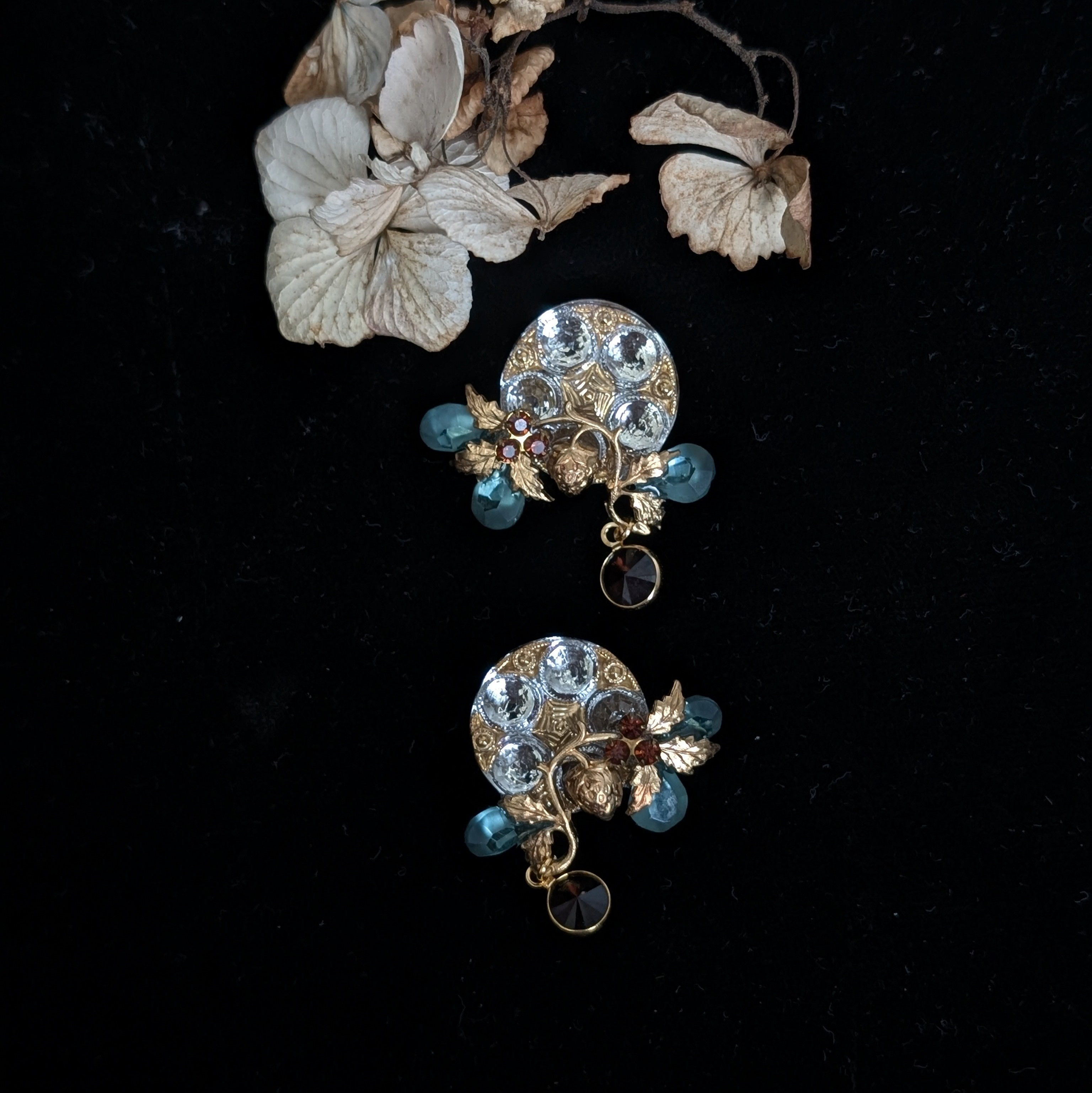 Reflet｜湖上の宝石に降りそそぐ、淡青の星灯りのチェコガラスボタンのイヤリング