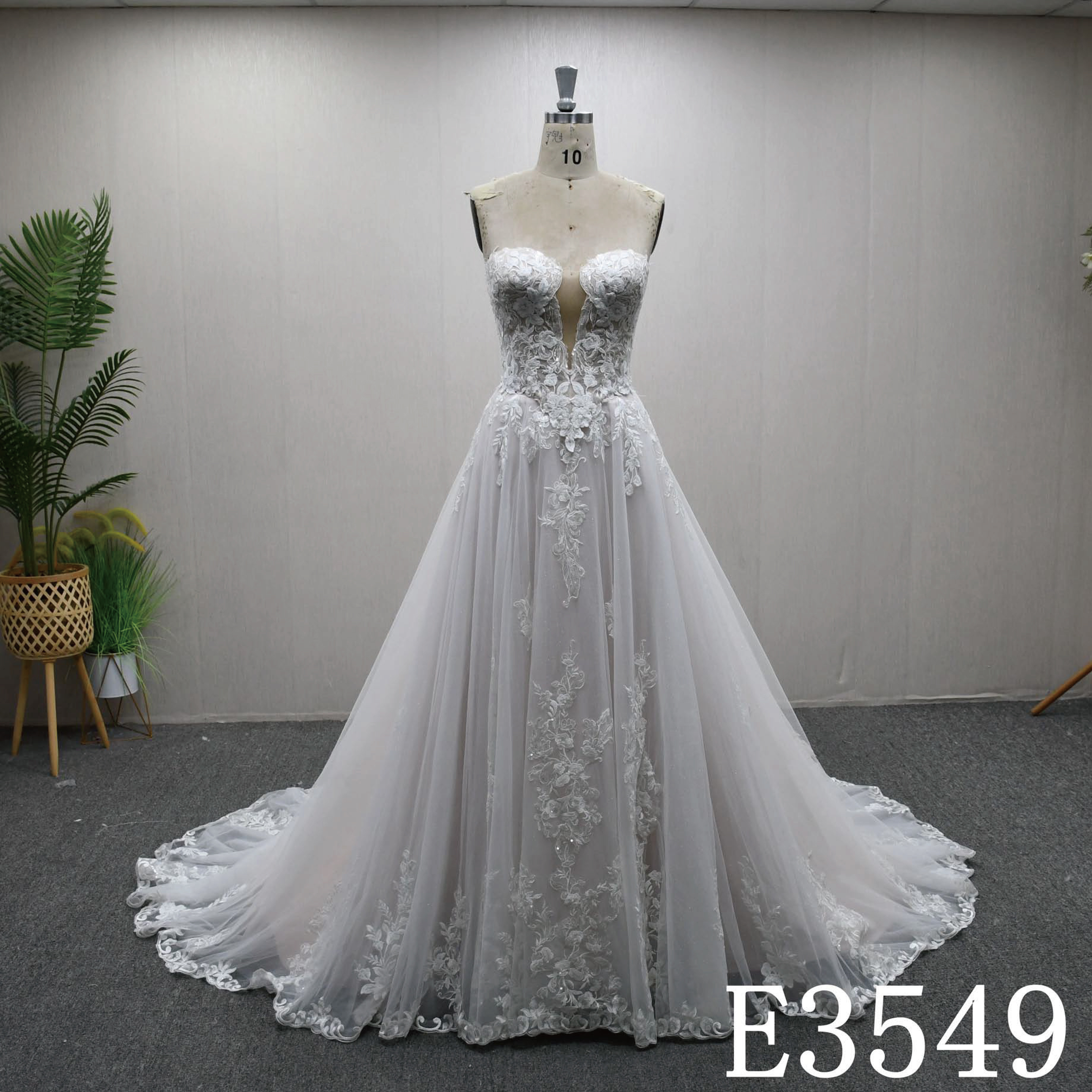 素材感を際立つ　バラー刺繍小花レース　ふんわりチュール　vネック　セクシー　ロングトレーン　裾引きにレース　Aライン結婚