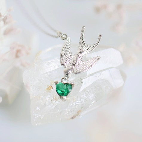 エメラルド＆つばめが空舞うネックレス 【1点限定】
