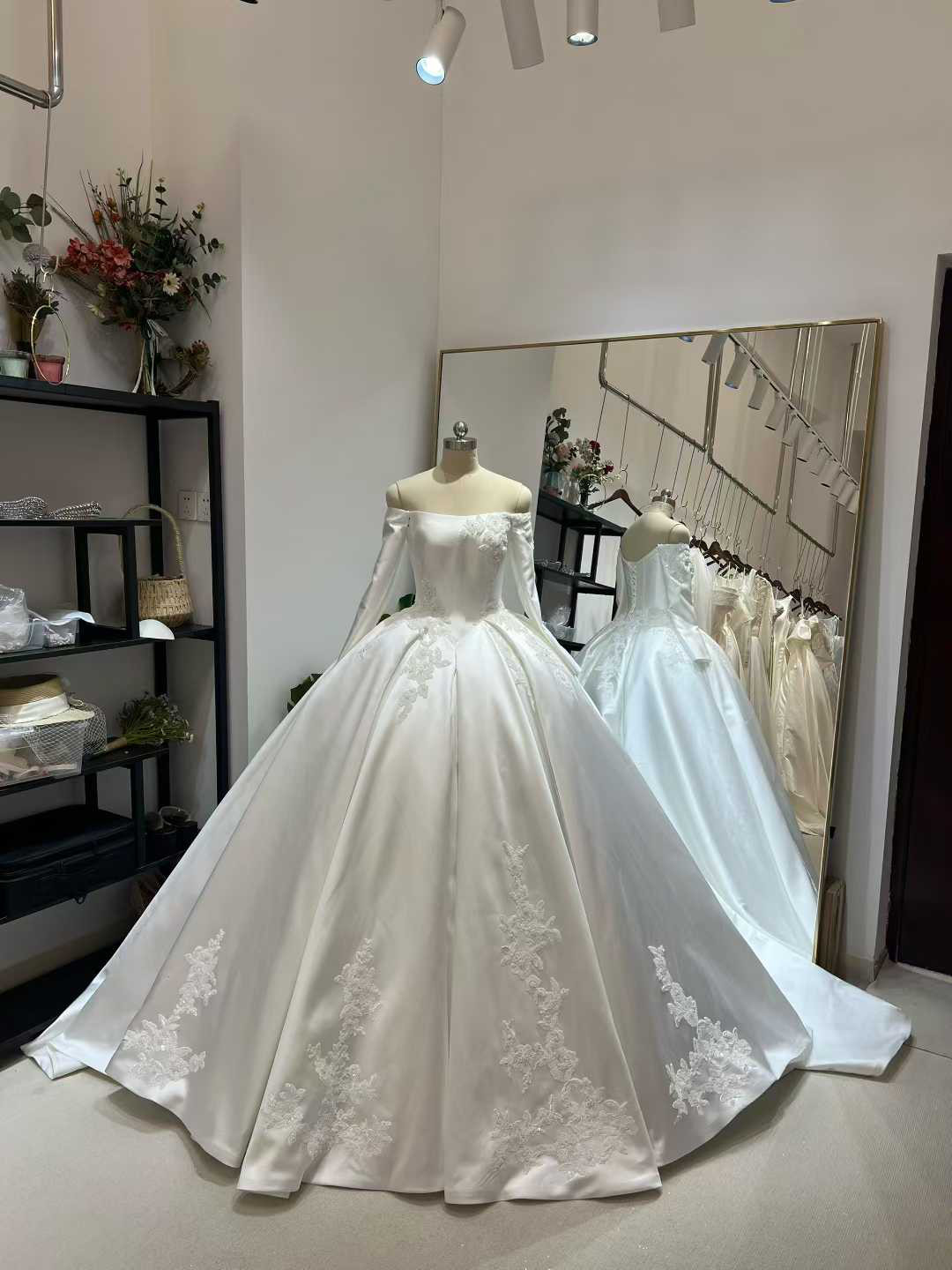 送料無料！ウェディングドレス オフショルダー ロングスリーブ 花モチーフ フレアスカート  ミカドサテン 結婚式