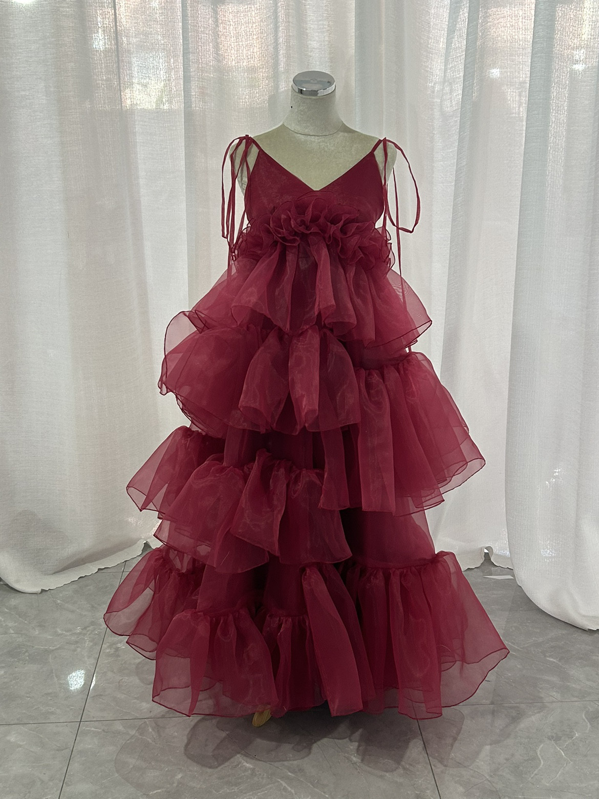人気上昇！ワインレッ キャミソール カラードレス オーガンジー アシメドレス　柔らかく重ねたチュールスカートミニドレス