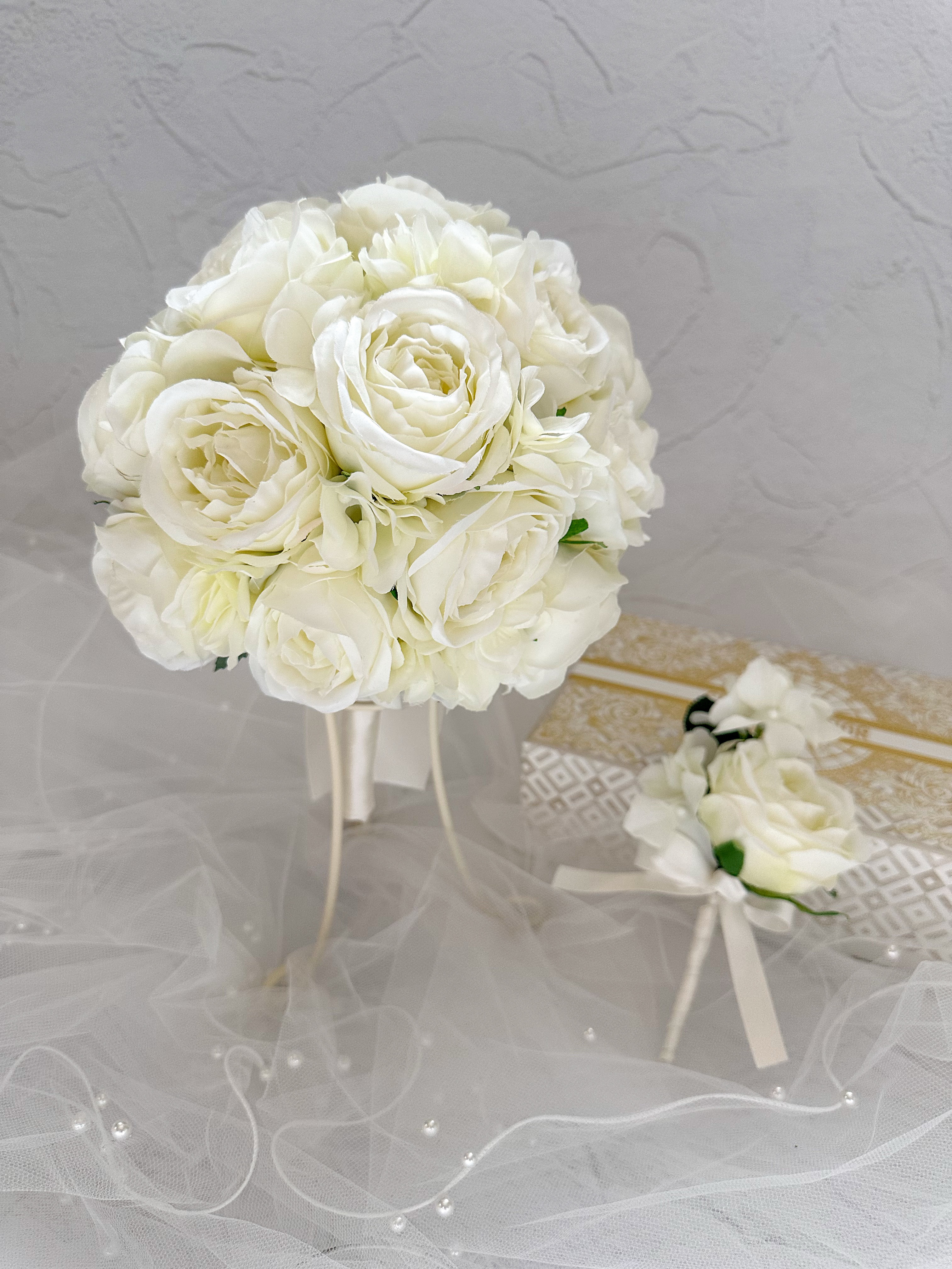 【 お急ぎ対応可能 】ホワイトローズの王道クラシカルラウンドブーケ(ブートニア付き) 薔薇 造花【 1点のみ 】