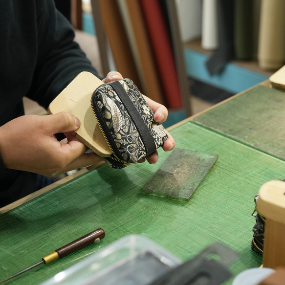 【冬季限量版】高品質迷你手拿包「草莓小偷」單色真皮黑色 *贈品 第11張的照片