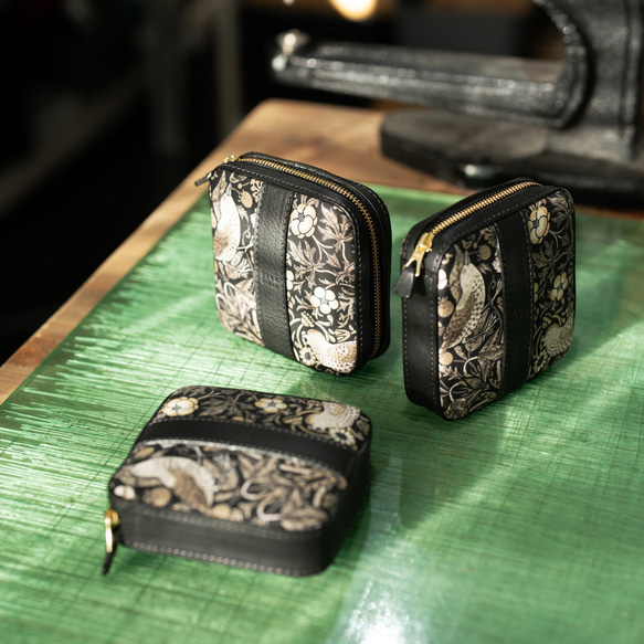 【冬季限量版】高品質迷你手拿包「草莓小偷」單色真皮黑色 *贈品 第12張的照片