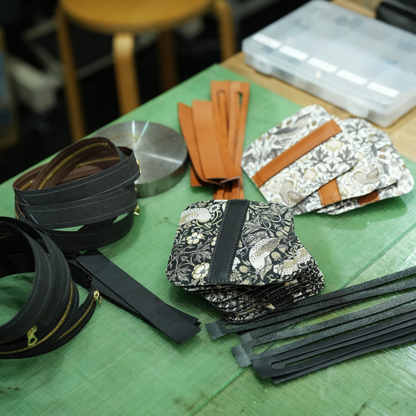 【冬季限量版】高品質迷你手拿包「草莓小偷」單色真皮黑色 *贈品 第10張的照片