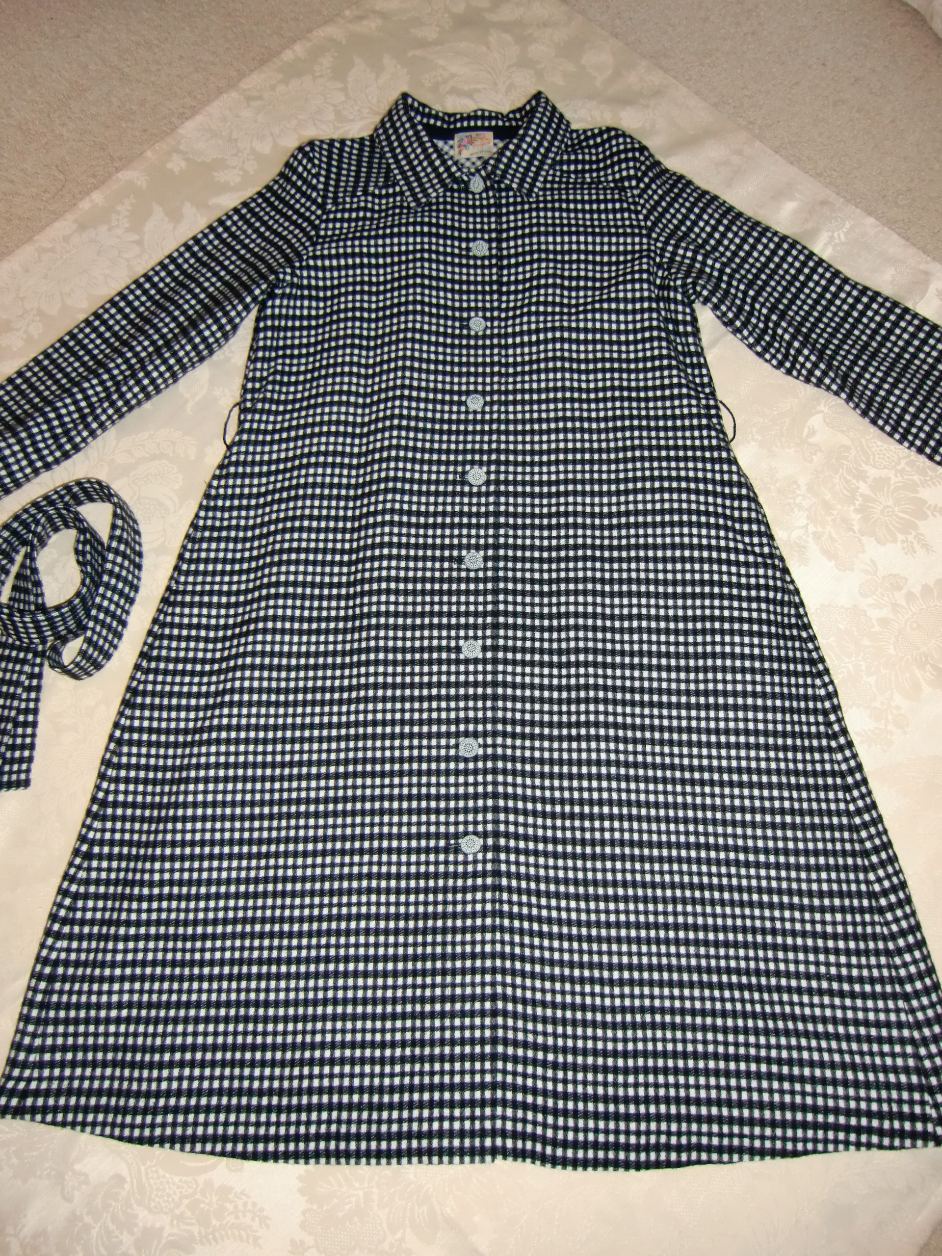 白黒ウールチェック／ふんわりウールの襟付きコートワンピース／前開き・全開