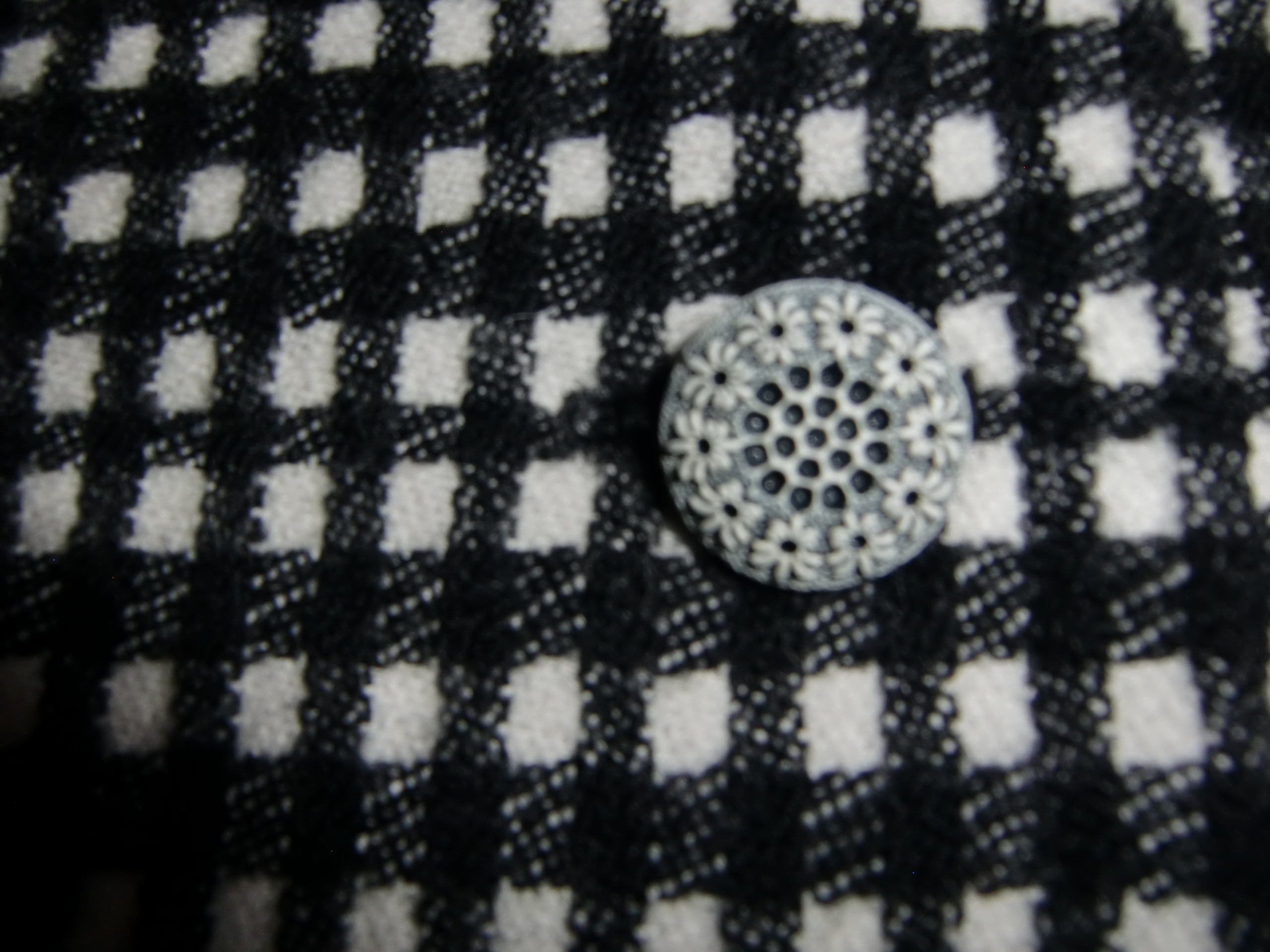 白黒ウールチェック／ふんわりウールの襟付きコートワンピース／前開き・全開