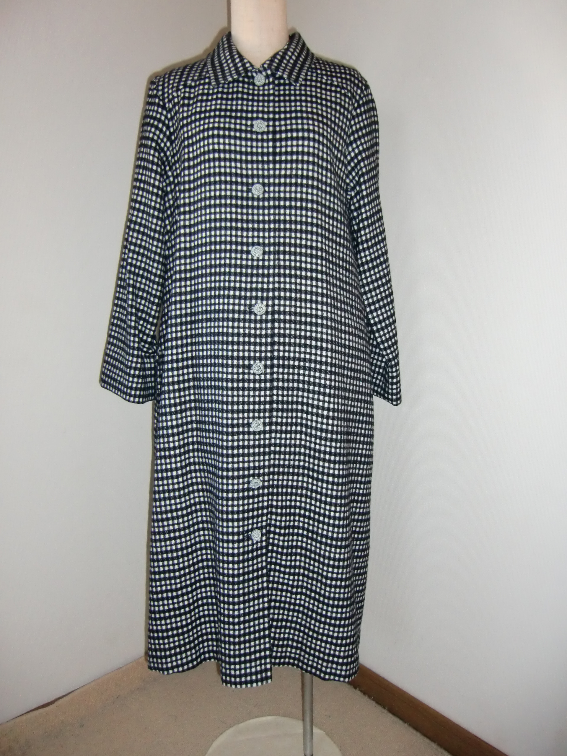 白黒ウールチェック／ふんわりウールの襟付きコートワンピース／前開き・全開