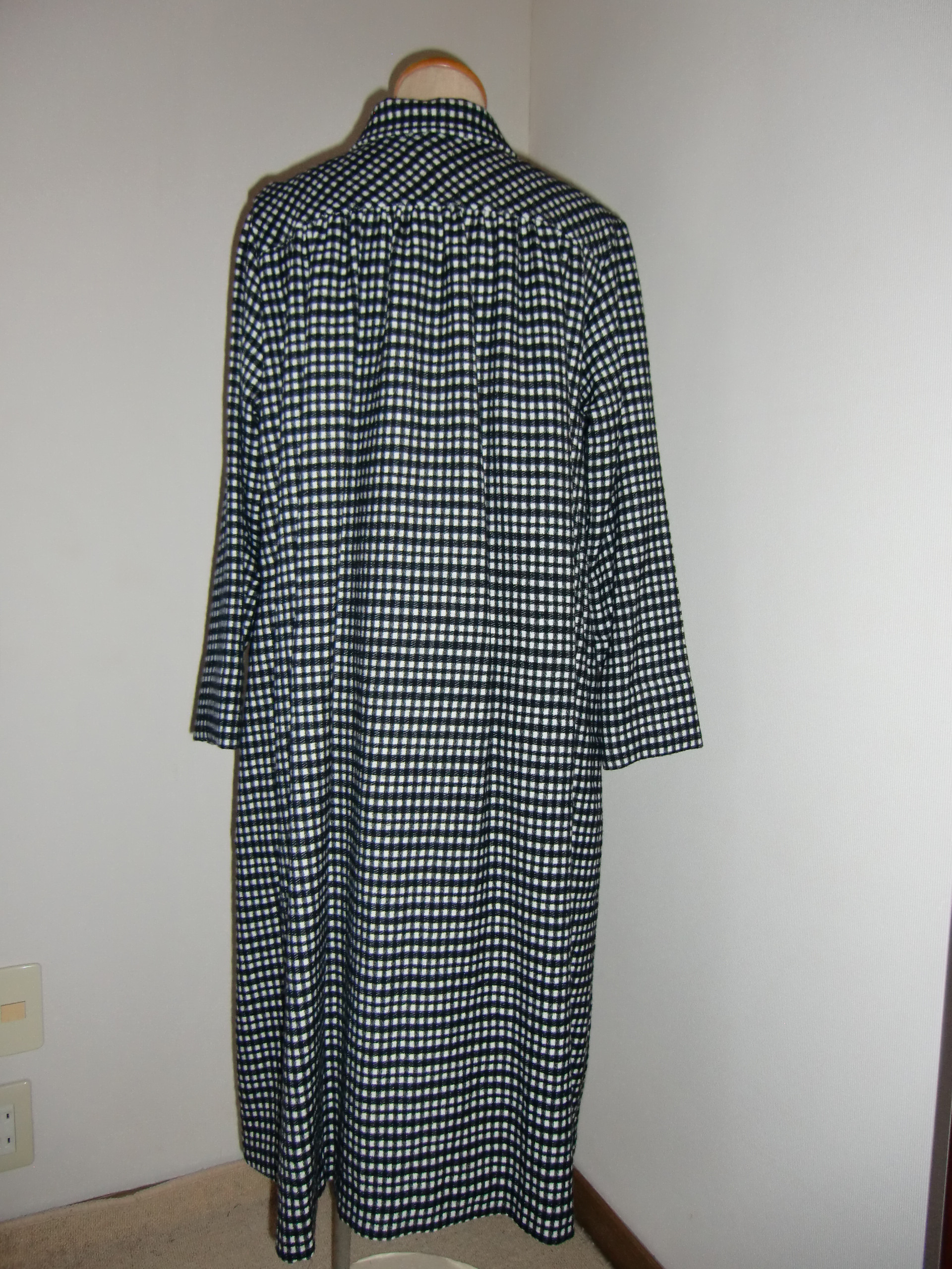 白黒ウールチェック／ふんわりウールの襟付きコートワンピース／前開き・全開