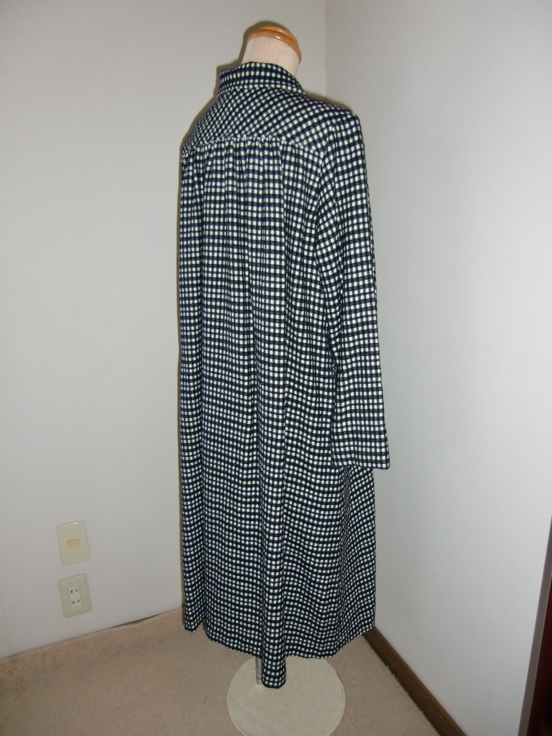 白黒ウールチェック／ふんわりウールの襟付きコートワンピース／前開き・全開