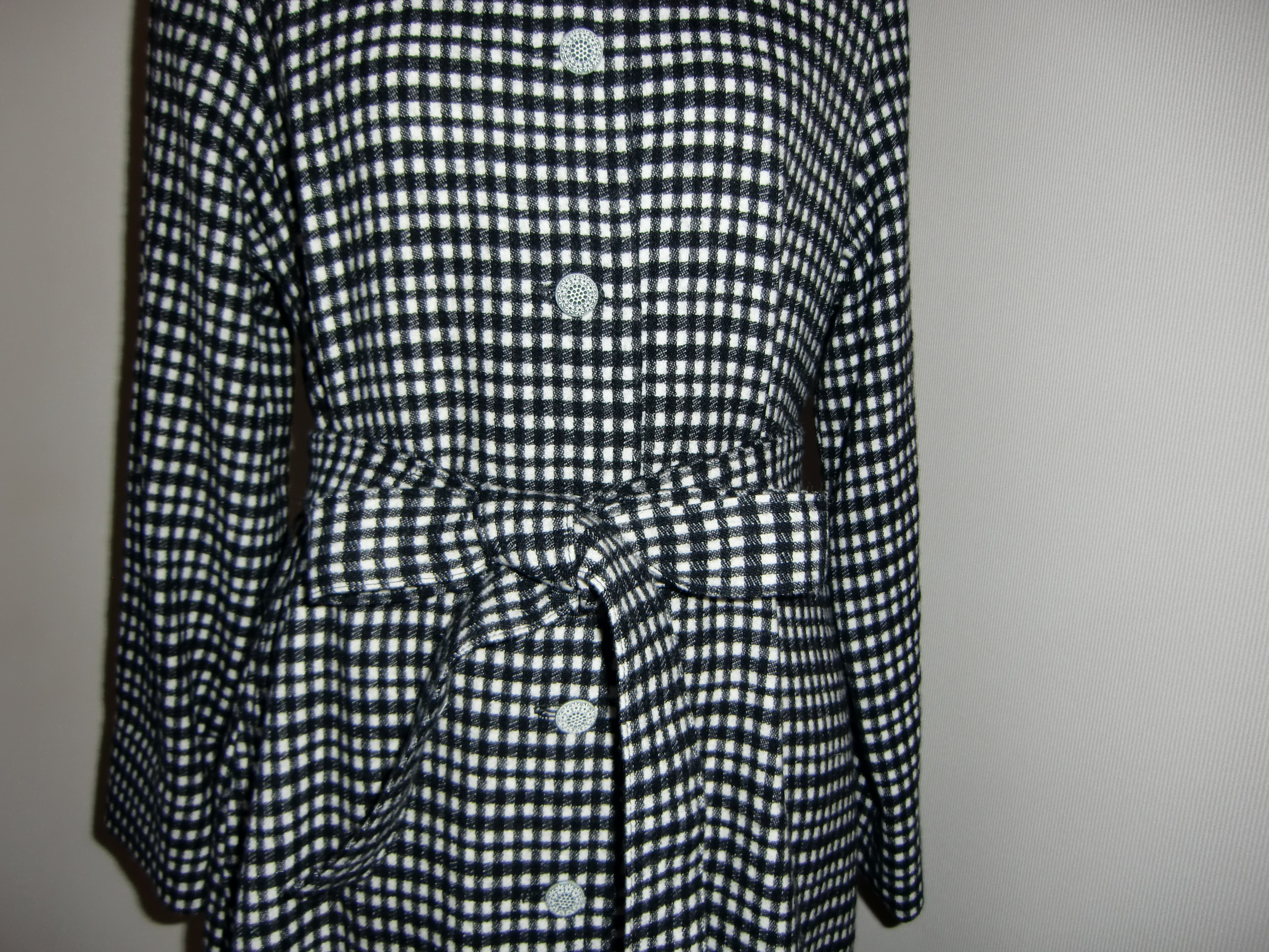 白黒ウールチェック／ふんわりウールの襟付きコートワンピース／前開き・全開