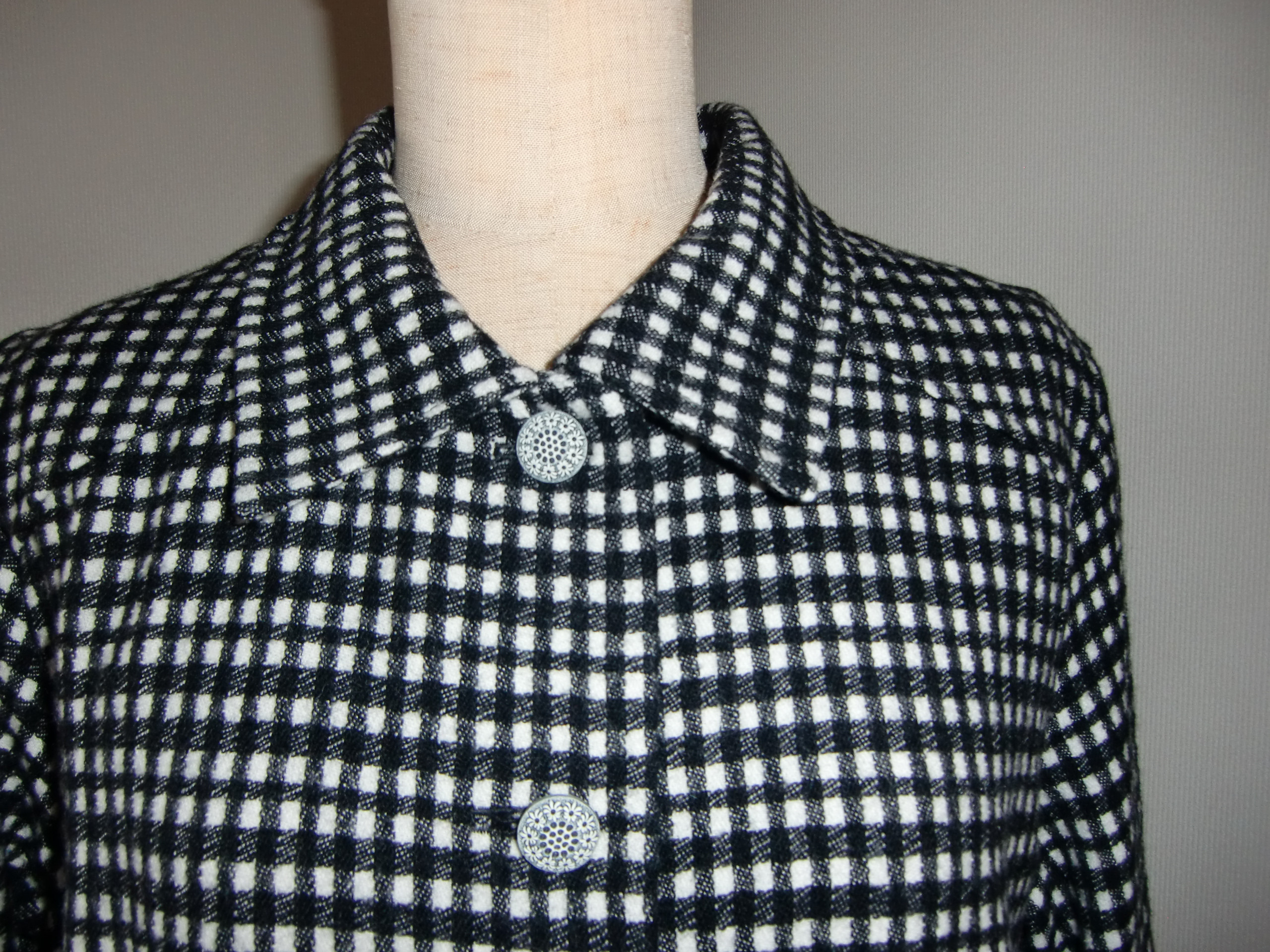 白黒ウールチェック／ふんわりウールの襟付きコートワンピース／前開き・全開