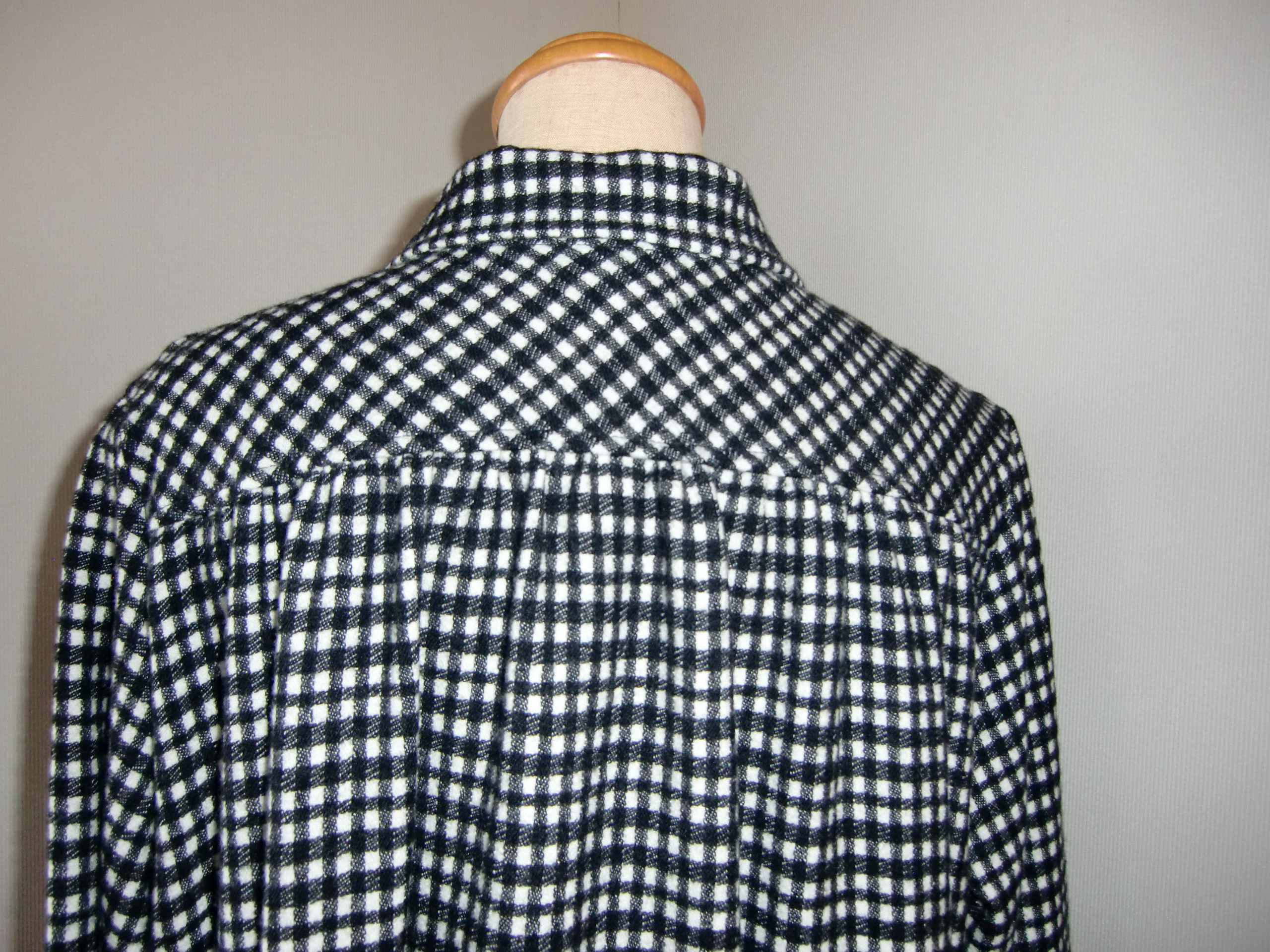 白黒ウールチェック／ふんわりウールの襟付きコートワンピース／前開き・全開