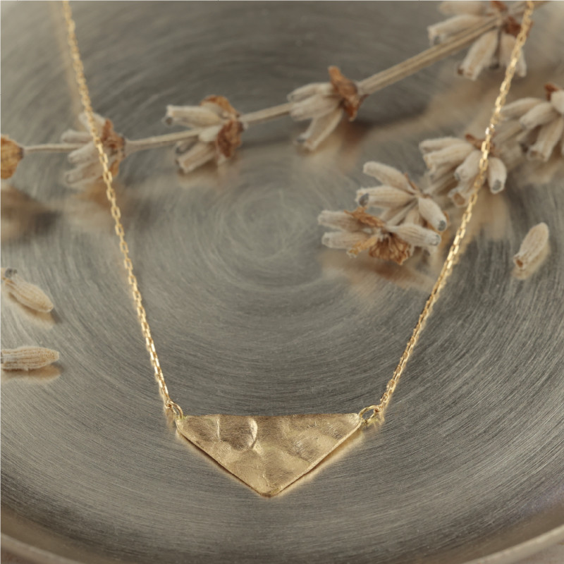 【着けっぱなし/K18/トライアングルネックレス】18金 ゴールド 艶消し 槌目 三角形 プレゼント