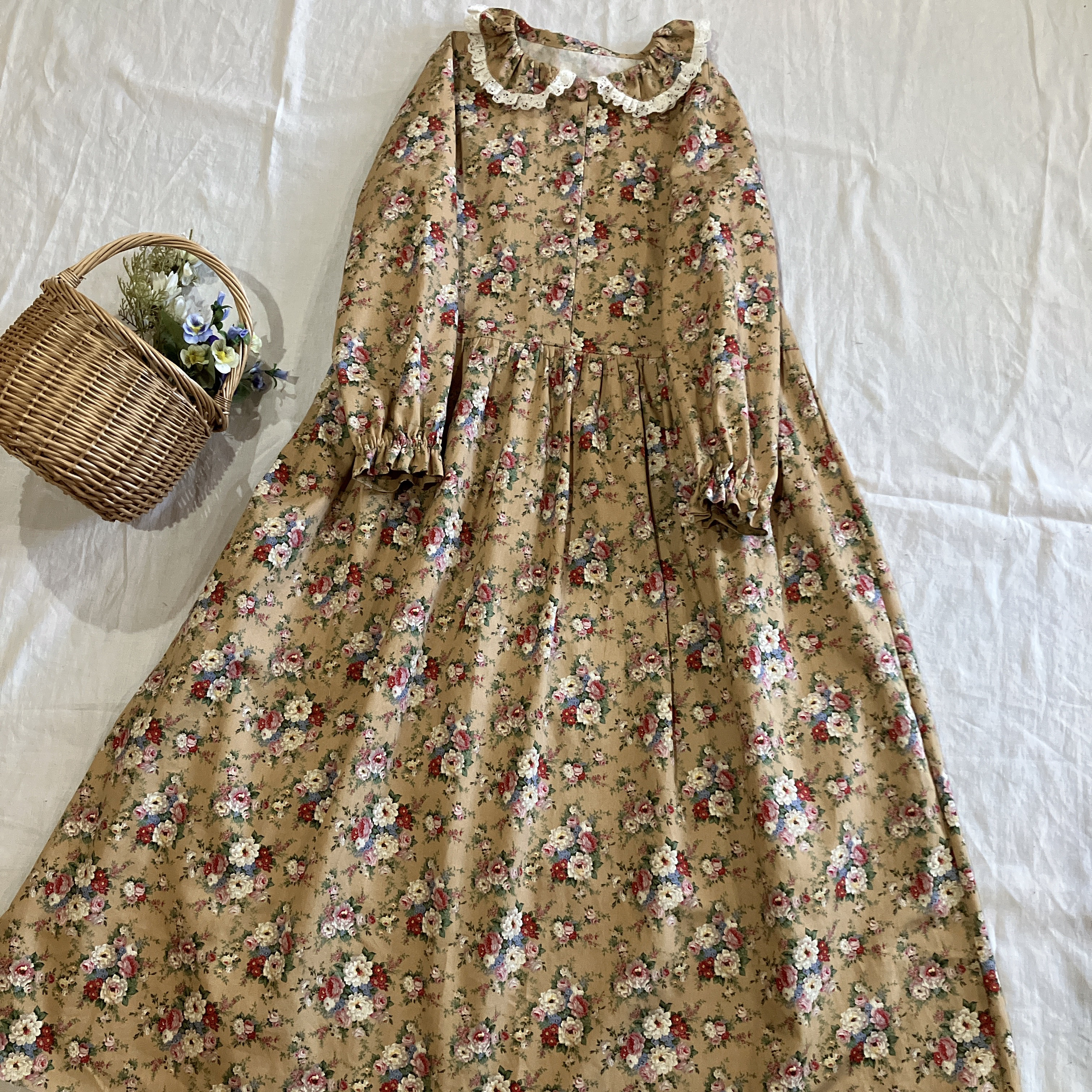 クラシカルなフラワーブーケワンピース