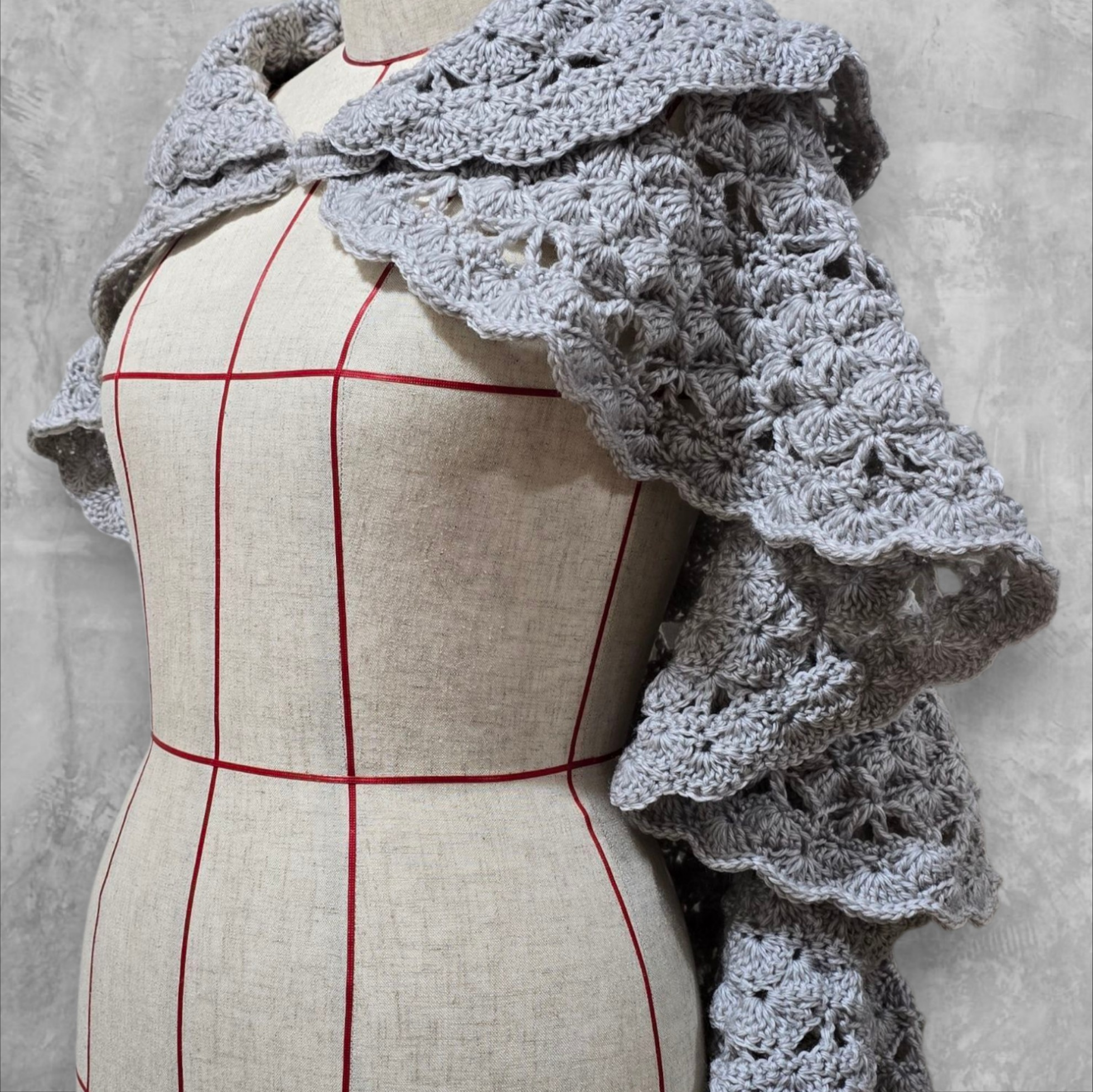 クラシカルレースの円形ショール｜やわらか手編みショール×グレー×大判ショール