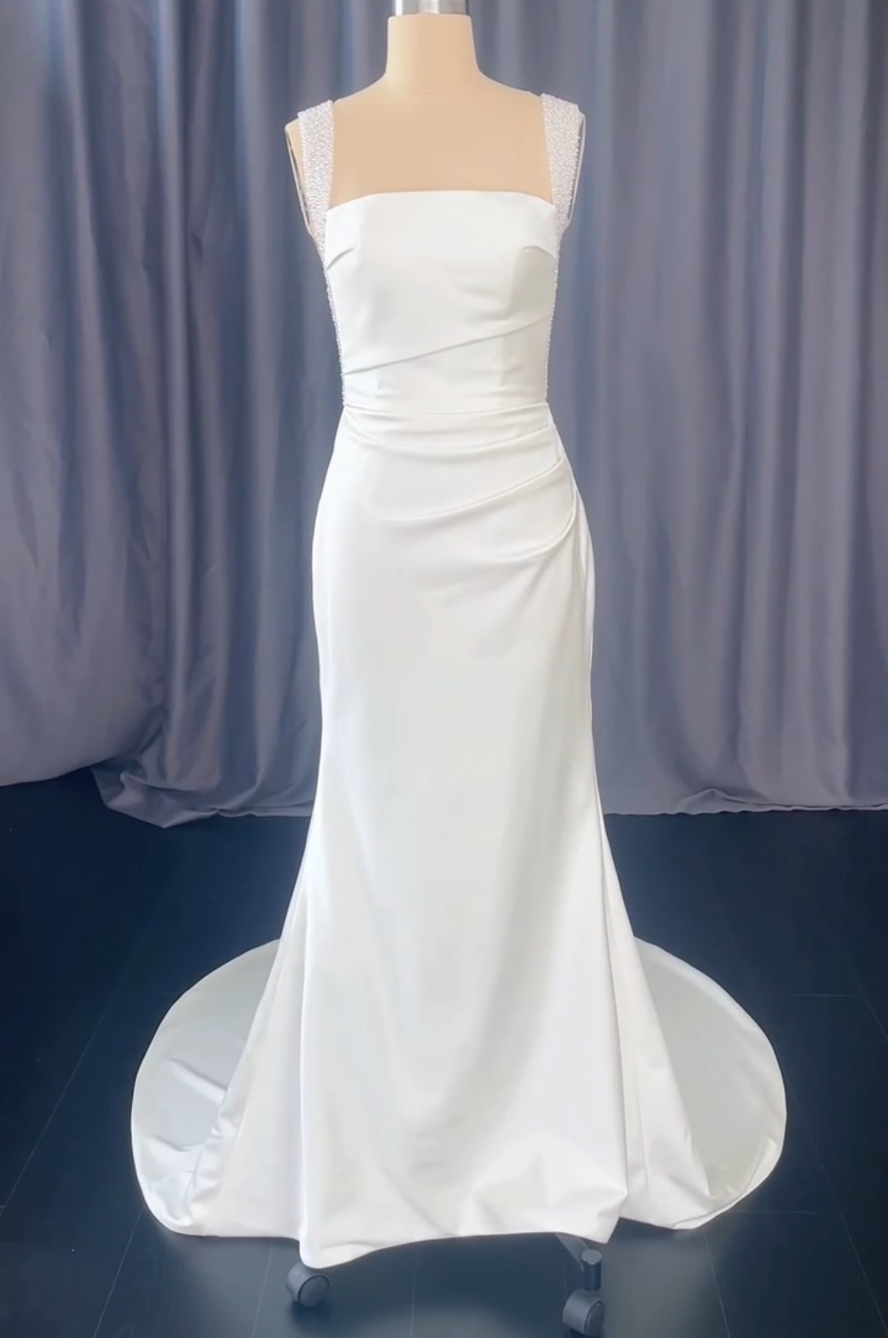 上品　サテン　パール　オフホワイト　スレンダーライン　取り外し可能オーバースカート　チャック　トレーン　パーティードレス