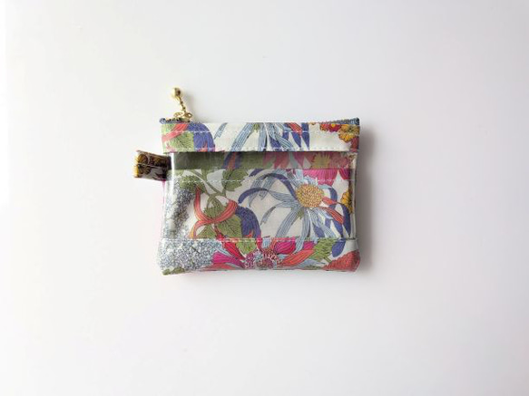 仕切り付きxxs-3（カードサイズ）　リバティラミ　アンジェリカガーラ　クリアポーチ　♡大胆な大花 1枚目の画像